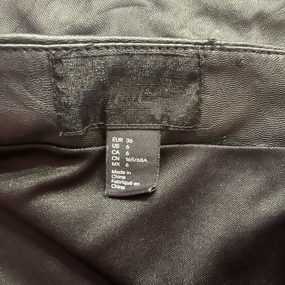 Leather skirt with lace tips - Picture 3 of 3